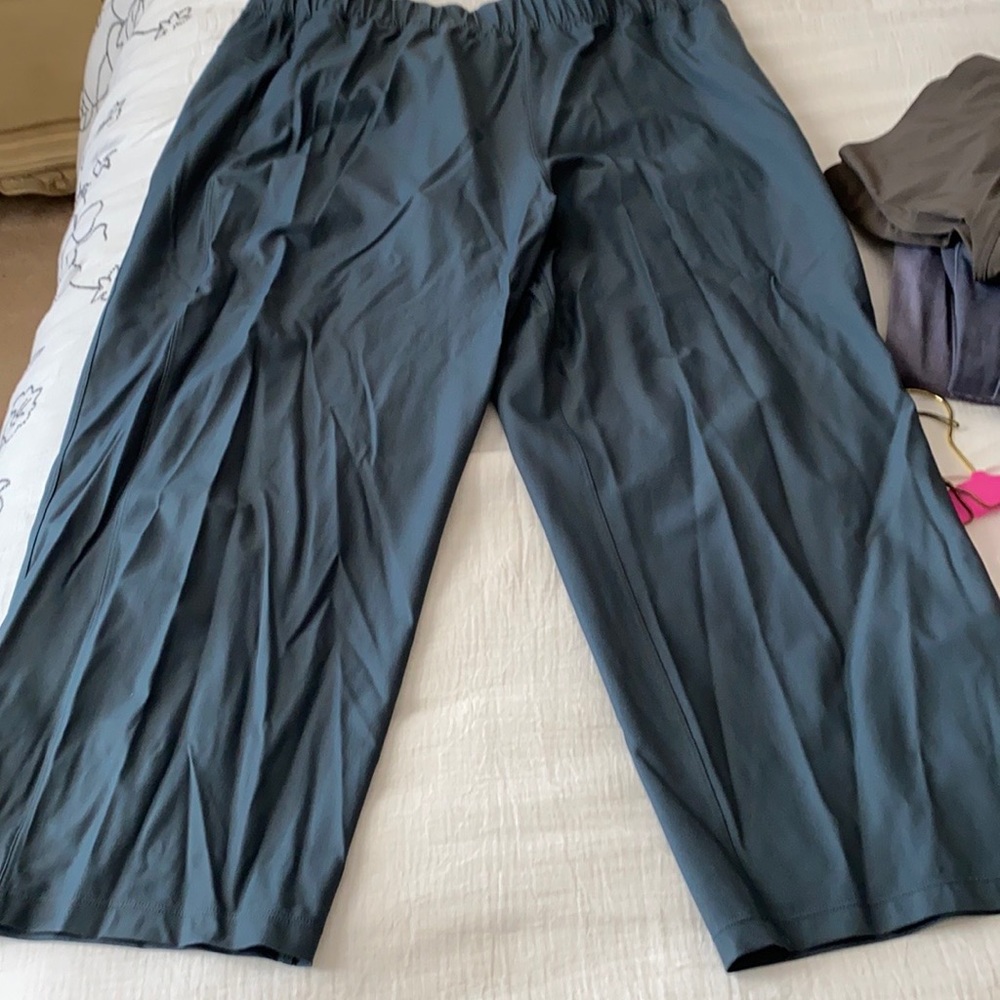 Lululemon women’s Capri pants size 12